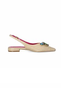 Scarpa slingback di colore beige con punta affilata, tacco basso a blocco, fodera rosa e dettagli di gemme multicolori sulla tomaia.