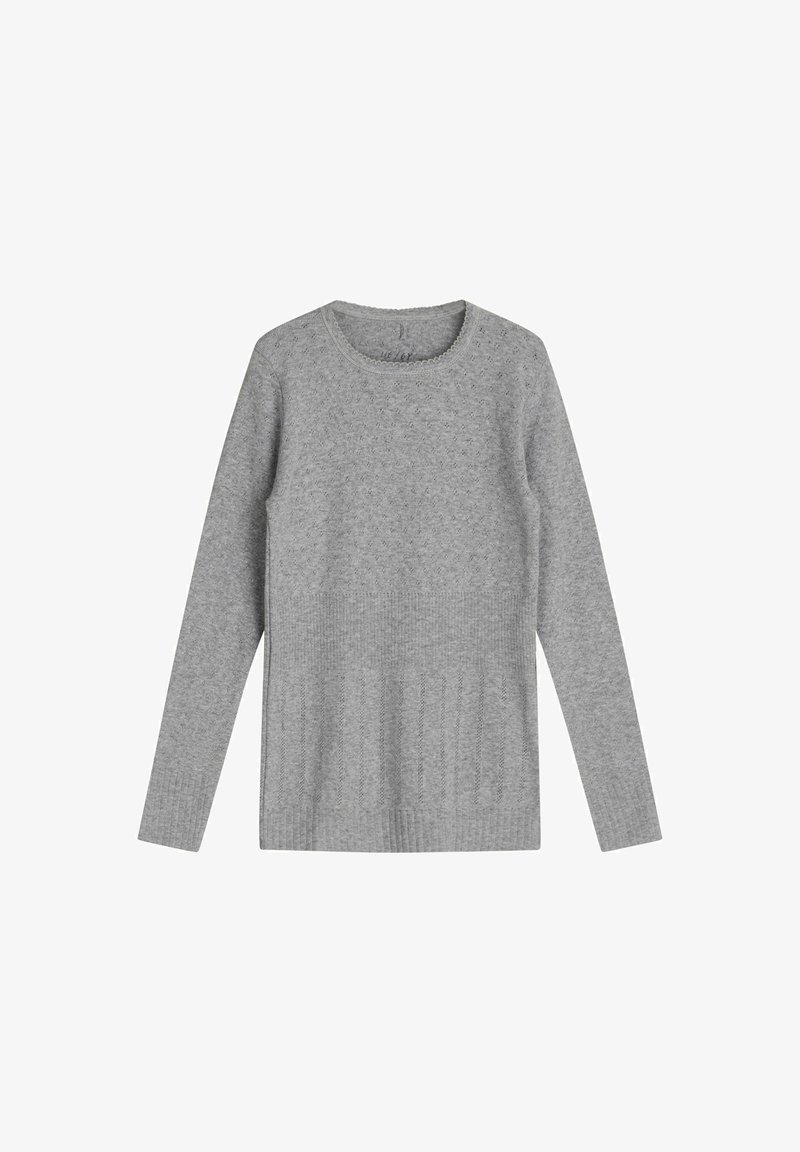 Szary sweter z okrągłym dekoltem i długimi rękawami. Posiada prążkowaną teksturę na dole i gładką teksturę na górze.