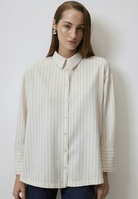 Unselected, cream