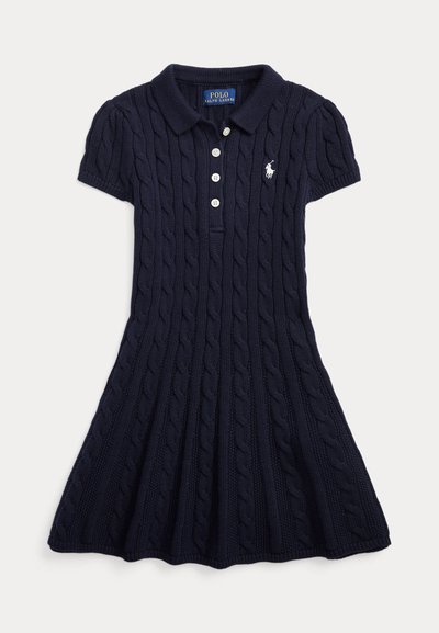 Ναυτικό πλεκτό φόρεμα με πόλο, που διαθέτει ριμπ κολάρο, κοντά φτερωτά μανίκια, τέσσερα κουμπιά και ένα μικρό κεντημένο λογότυπο στο στήθος. Φούστα με φουσκωτό σχέδιο.