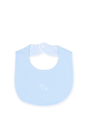 Bavaglino azzurro chiaro con bordo bianco, chiusura a scatto a righe e una piccola lettera decorativa "n" ricamata al centro.