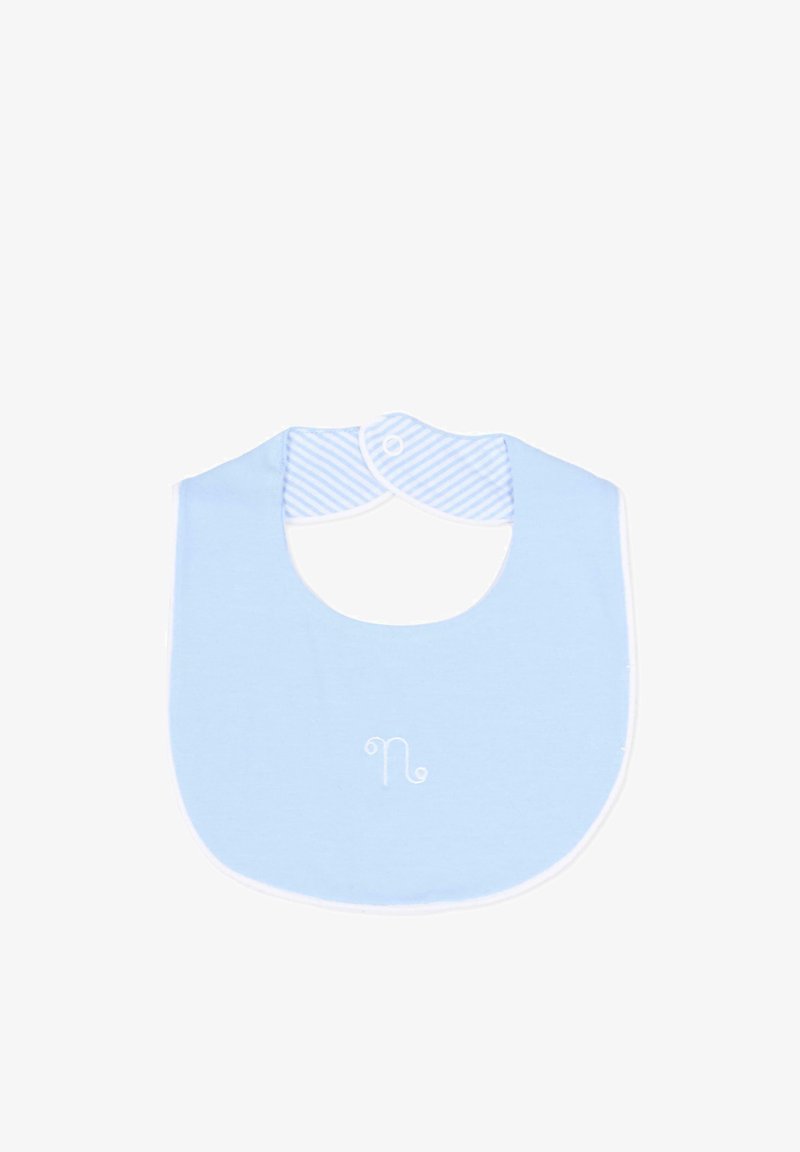 Bavoir bébé bleu clair avec bordure blanche, fermeture pression rayée et petite lettre décorative "n" brodée au centre.