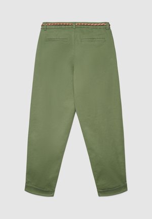 Pantaloni verdi con una texture liscia, caratterizzati da una cintura intrecciata marrone, due tasche posteriori e orli risvoltati.