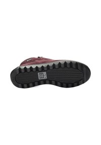 Scarpa in suede bordeaux con suola in gomma nera testurizzata, caratterizzata da un leggero motivo in rilievo e da un logo laterale. Dettaglio della chiusura con cerniera incluso.