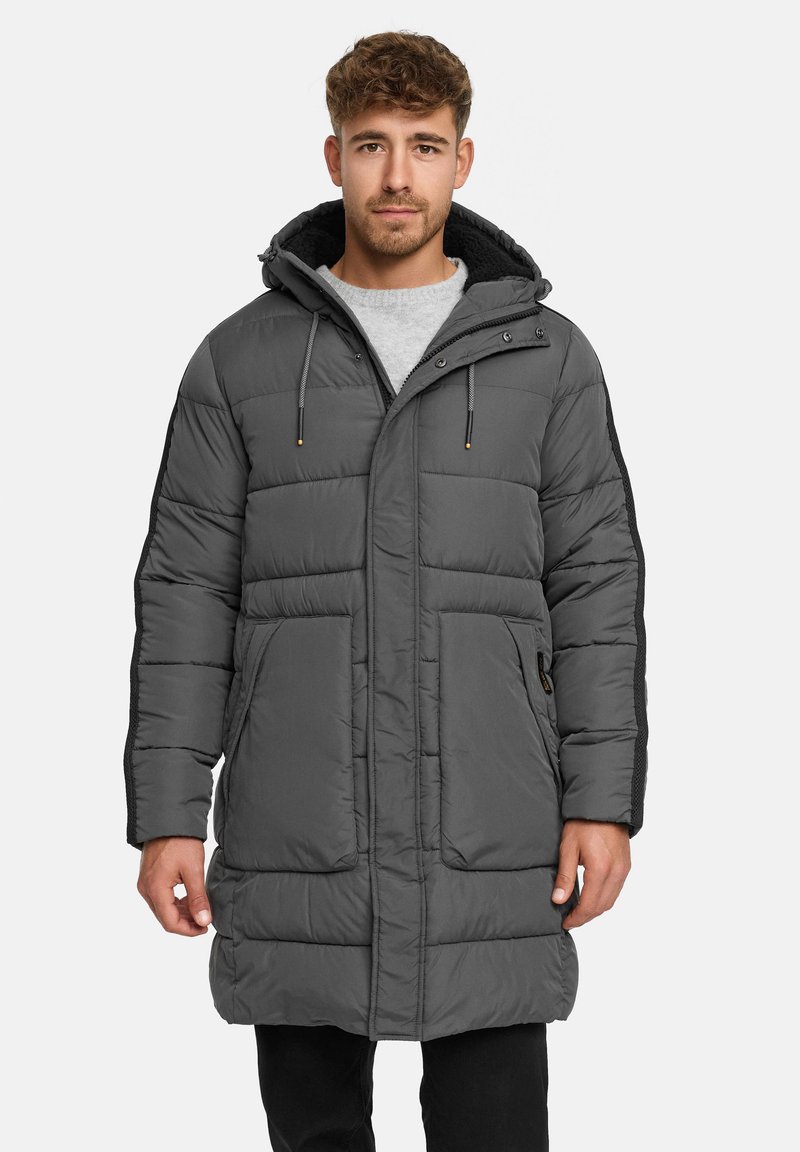 Cappotto imbottito grigio con cappuccio, caratterizzato da un design trapuntato, tasche frontali, dettagli con cordoncino e un rivestimento interno testurizzato.