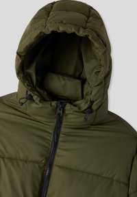 Jasnozielona ocieplana kurtka z wysokim kołnierzem, regulowanym kapturem ze sznurkiem i czarnym zapięciem na zamek, o gładkiej fakturze.