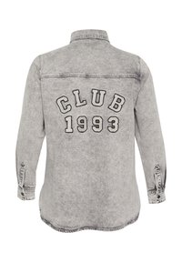 Grå denimskjorte med lange ærmer, der har en fold-down krave og "CLUB 1993" trykt i sort på ryggen. Knappede manchetter, afslappet pasform.