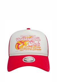 Rote und weiße Trucker-Kappe mit einem gebogenen Schirm, Netzrücken und grafischem Text für "Miami Beach Volleyball Club" mit Volleyball-Illustrationen.
