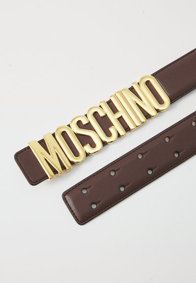 Brun lærbelte med en fremtredende gullfarget "MOSCHINO" logo-spenne, med flere hull for justerbar størrelse.