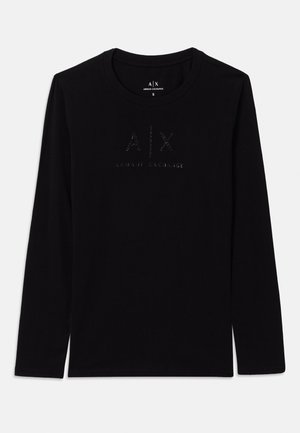 Camiseta negra de manga larga hecha de algodón suave. Presenta un cuello redondo y un logo texturizado en negro en el frente. Adecuada para uso casual.