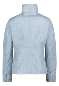 Jasnoniebieska, marszczona kurtka z kołnierzem, długimi rękawami i widocznym szwem. Posiada rozcięcia przy mankietach oraz tapered back design.