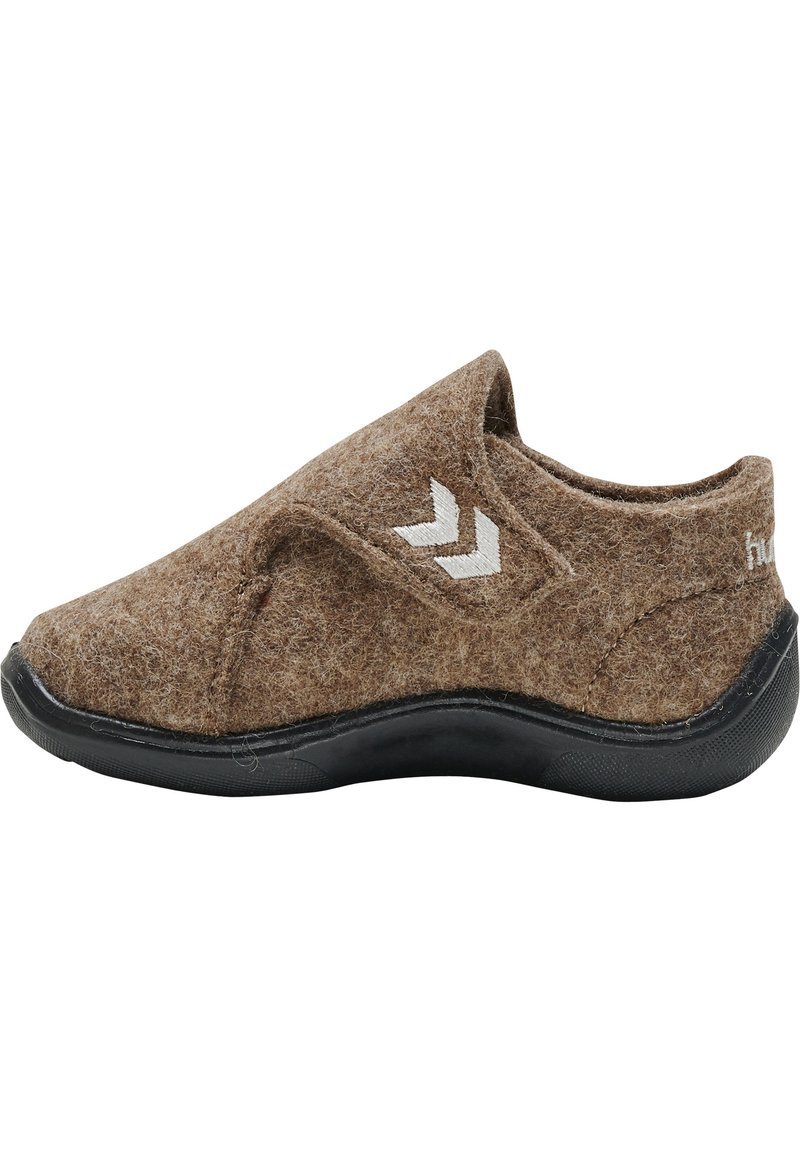 Bruna filttofflor med svart gummisula, med ett diagonalt korsningsdesign och två chevronaccenter på sidan.