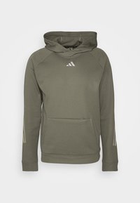 Sweat à capuche vert olive avec poche avant, logo Adidas sur la poitrine, et trois bandes sur les manches, présenté sur fond blanc.