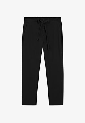 Pantalons noirs avec une finition lisse, dotés d'une taille à cordon de serrage, d'une fermeture à bouton et de deux poches latérales. Design simple avec des jambes droites.