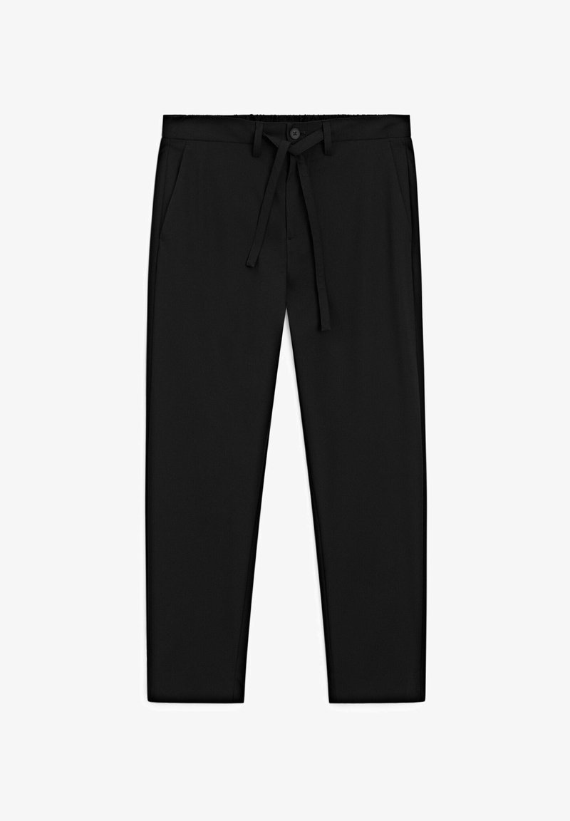 Schwarze Hose mit glatter Oberfläche, mit Kordelzugbund, Knopfverschluss und zwei Seitentaschen. Einfaches Design mit geraden Beinen.