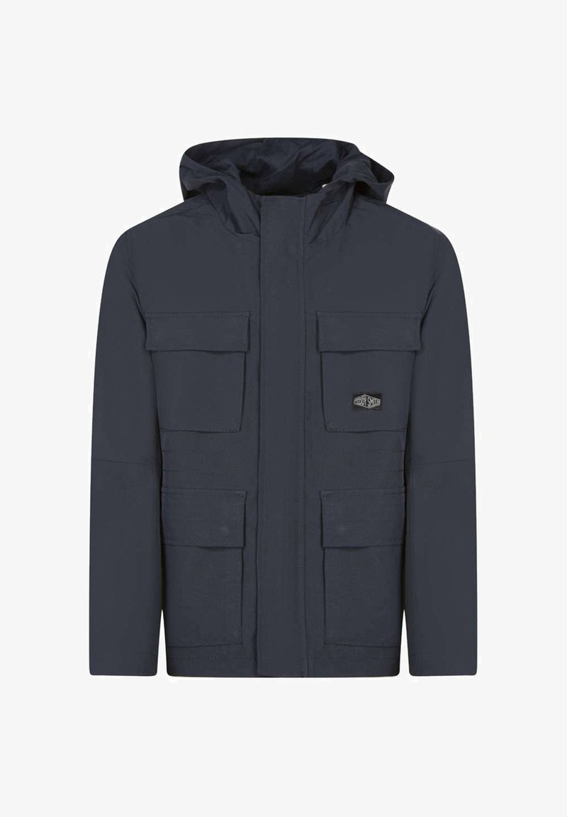 Veste à capuche bleu marine avec quatre poches avant à rabat et un petit logo rectangulaire sur la poche supérieure gauche.