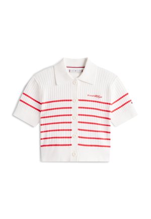 Polo blanc à manches courtes avec texture côtelée, présentant des rayures horizontales rouges et une patte de boutonnage à l'avant. Logo brodé sur la poitrine.
