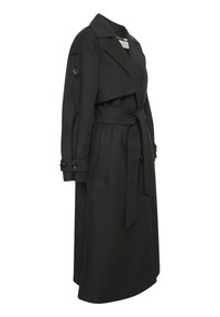 Manteau noir en tissu léger, doté d'une taille ceinturée, de poignets boutonnés et d'un design de col classique. Silhouette mi-longue.