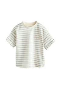 Gestreept t-shirt met korte mouwen in crème en lichtblauw, met een ronde hals en drukknoopsluiting, en een kleine borstonde tekst met "HAPPY BABY CLUB."