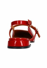 Rode patent leren sandalen met een enkelbandje, platte hak, open achterzijde en een tan inlegzool. Heeft een gouden gespaccent.