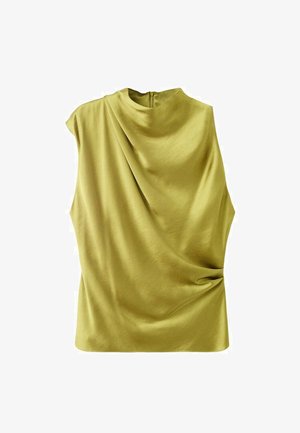 Top sin mangas en un suave satén verde oliva claro, con detalle drapeado en el frente, escote alto y un sutil cierre de cremallera en la parte posterior.