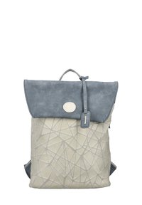 Mochila de cuero gris con un cuerpo en crema texturizado que presenta patrones geométricos, una solapa plegable y un asa superior para transportar.