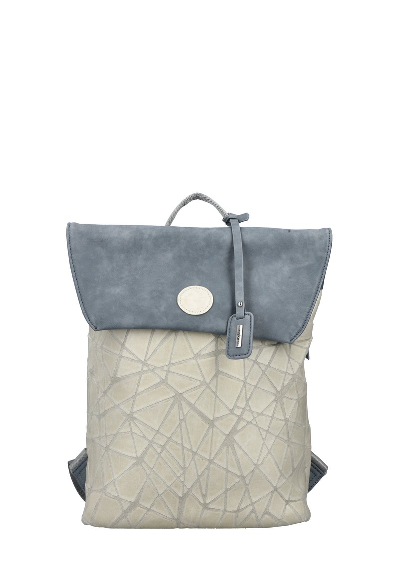 Mochila de cuero gris con un cuerpo en crema texturizado que presenta patrones geométricos, una solapa plegable y un asa superior para transportar.
