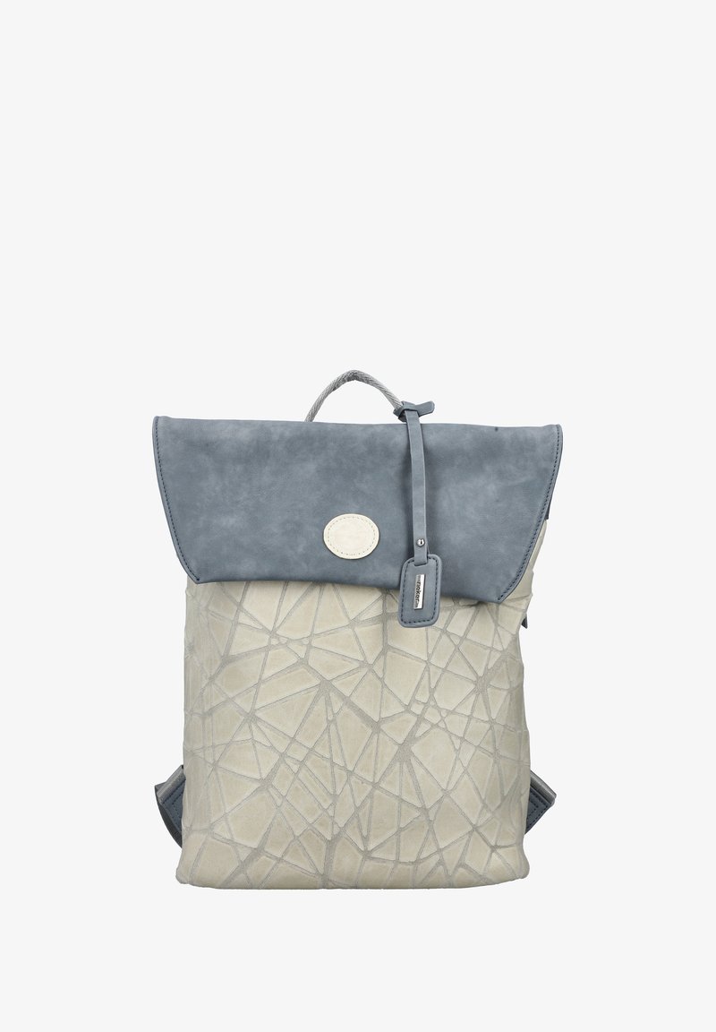 Mochila de cuero gris con un cuerpo en crema texturizado que presenta patrones geométricos, una solapa plegable y un asa superior para transportar.