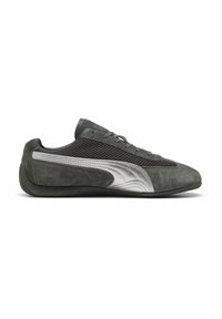 Zapatilla de ante gris con paneles de malla, acentos plateados y suela de goma negra. Presenta cordones planos y un diseño de perfil bajo.