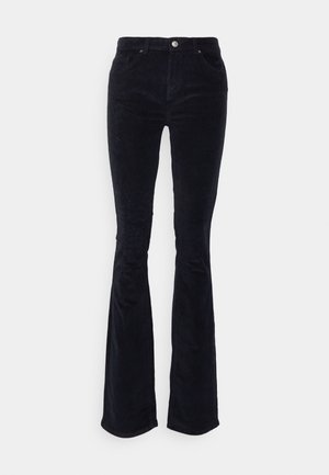 Pantalons évasés en velours côtelé noir avec une taille ajustée, poches avant et fermeture par bouton à la taille. Texture douce avec des côtes verticales.