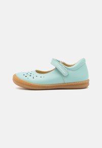 Chaussure en cuir bleu clair avec un design perforé, embout arrondi et une sangle Velcro. Dispose d'une semelle en caoutchouc brun texturé pour une meilleure adhérence.