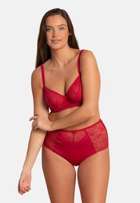 Ensemble de soutien-gorge rouge et de culotte taille haute. Le soutien-gorge présente des détails en dentelle, des bretelles ajustables et une finition lisse. La culotte a des accents en dentelle.