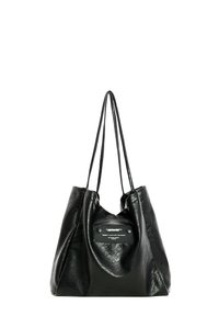 Bolso tote de cuero negro con forma holgada, con correas ajustables, acabado texturizado y una etiqueta con acentos de logotipo en la parte delantera.