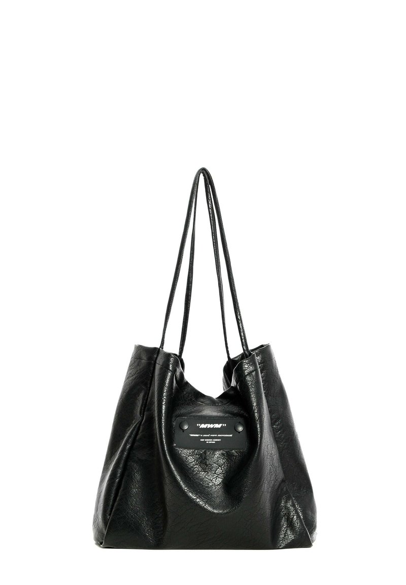 Bolso tote de cuero negro con forma holgada, con correas ajustables, acabado texturizado y una etiqueta con acentos de logotipo en la parte delantera.