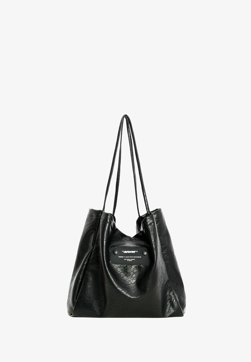 Bolso tote de cuero negro con forma holgada, con correas ajustables, acabado texturizado y una etiqueta con acentos de logotipo en la parte delantera.