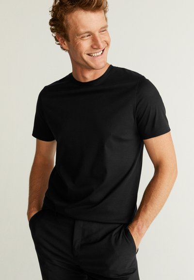 Prism x Taffy.Eye Crinkle Stretch Round Neck Shirt (Piko)
