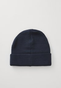 Marineblå strikket lue, myk tekstur, rund topp, med oppbrettet erme. Enkelt design, allsidig for ulike hverdagsantrekk.