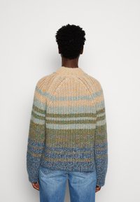 Sweter dzianinowy z okrągłym dekoltem, z gradientowym wzorem w odcieniach beżu, niebieskiego, zielonego i brązowego. Luźny, teksturowany krój z długimi rękawami.