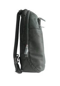 Zaino in rete nera con chiusura a zip, forma strutturata, tasche laterali e spallacci regolabili. Superficie testurizzata con una leggera lucentezza.