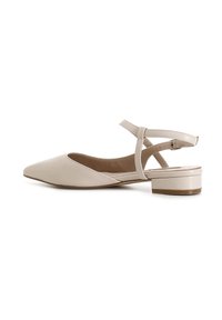 Ballerine beige a punta con cinturino e chiusura a fibbia. Presentano un tacco basso a blocco e una texture in pelle liscia.