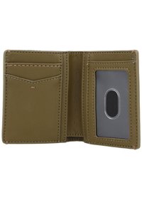 Interior de cartera de cuero verde oliva con múltiples ranuras para tarjetas, ventana transparente para identificación y costuras en contraste. Textura suave, diseño compacto.