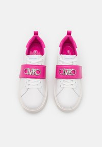 Sneakers bianchi con tomaia in pelle liscia, cinturino rosa in gomma con logo MK argentato e interno rosa a contrasto.