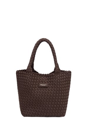 Sac cabas en cuir tissé marron avec double poignée et une petite étiquette de marque rectangulaire à l'avant.