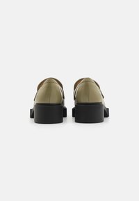 COACH LEAH QUILTED LOAFER - Jalga libistatavad jalanõud - moss