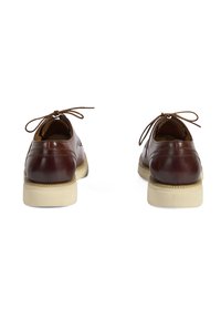 Chaussures en cuir marron avec bout arrondi, design à lacets et semelle en caoutchouc crème contrastante. Présente des détails de couture subtils sur le dessus.