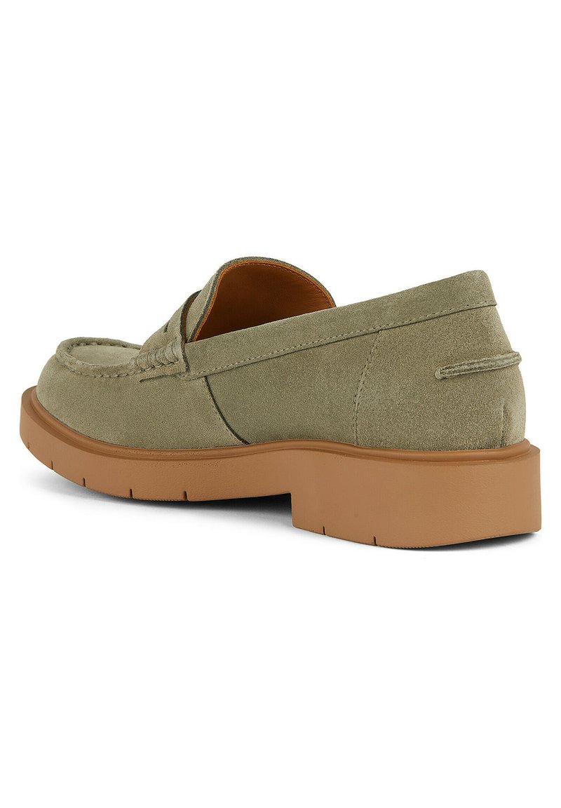 Mocassin en suedine vert olive clair avec semelle en caoutchouc beige, couture de mocassin et design à enfiler, présenté de l'angle arrière.