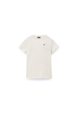 Hvid T-shirt med korte ærmer og rund halsudskæring med et lille rødt og blåt rektangulært logo på venstre brystside.