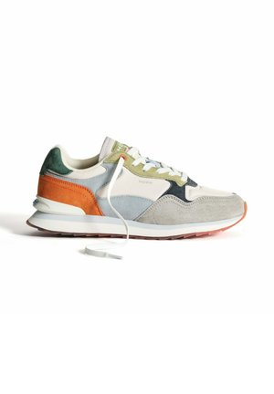 Baskets pour hommes en matériaux mixtes, présentant des panneaux gris clair, vert, orange et bleu, avec des lacets blancs et une semelle texturée.