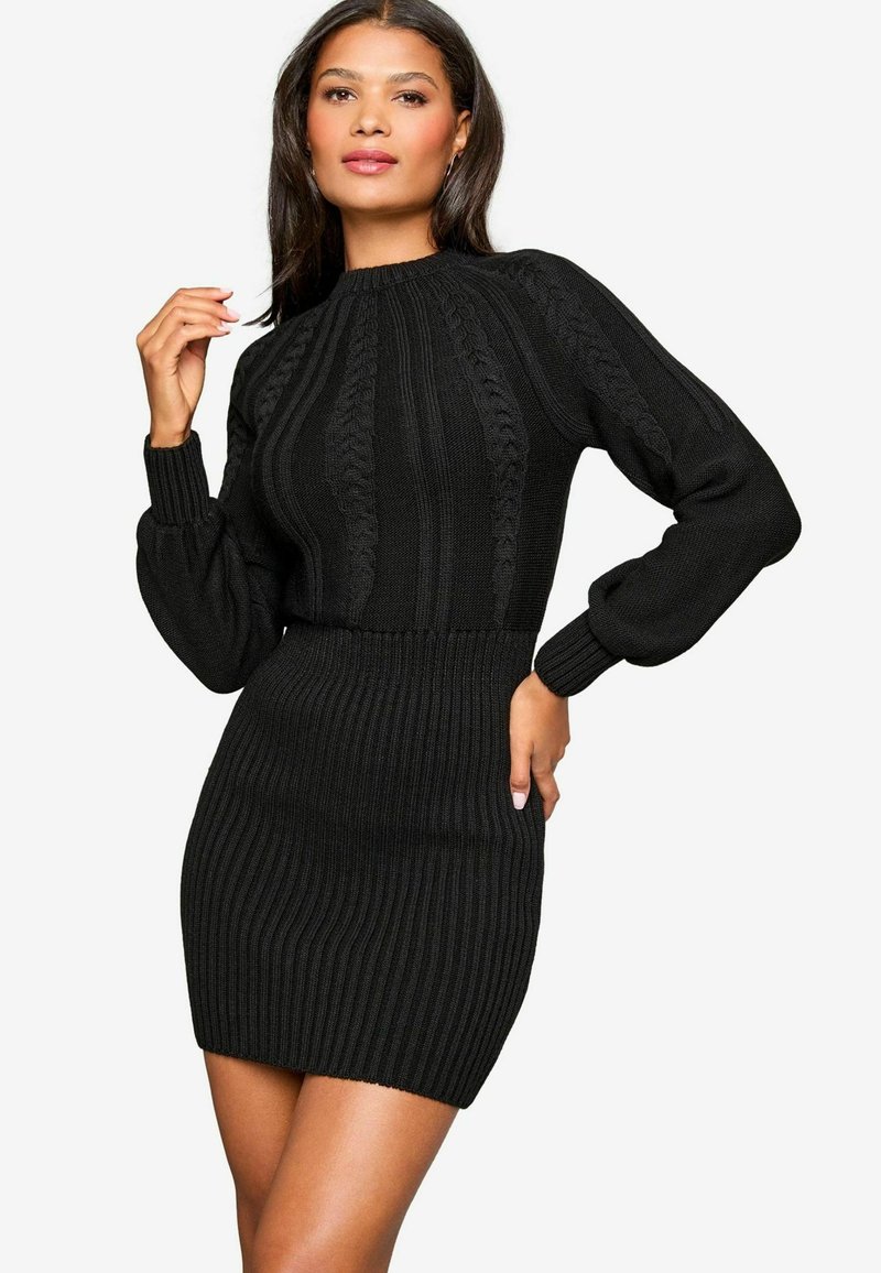 Abito a maglia nera a coste con maniche lunghe a palloncino, collo alto e dettagli testurizzati, caratterizzato da una silouette aderente che accentua il punto vita.