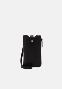 Custodia per telefono in pelle nera con parte superiore arrotondata, chiusura a scatto e zip. Presenta una tracolla staccabile e un logo inciso in modo discreto sulla parte anteriore.